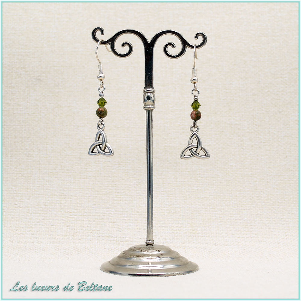Boucles d'oreilles Enora, petit triquetra argenté, perles d'unakite et de cristal