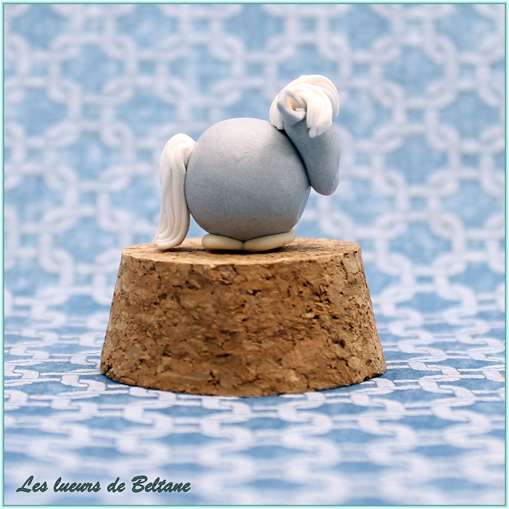Enbarr, petit cheval gris aux crins blancs, autre vue