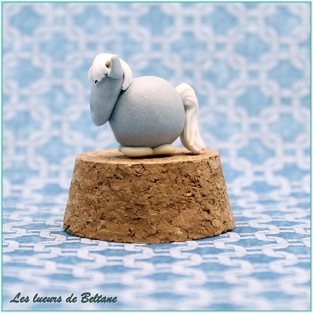 Enbarr, petit cheval gris aux crins blancs, troisième vue