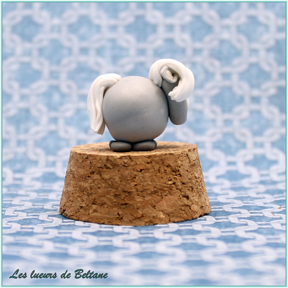Liath, petit cheval gris aux crins blancs, autre vue