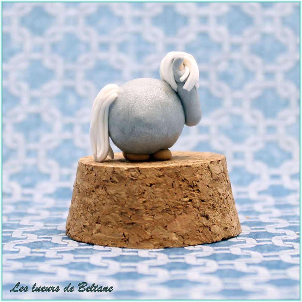 Passelande, petit cheval gris aux sabots de sable, autre vue