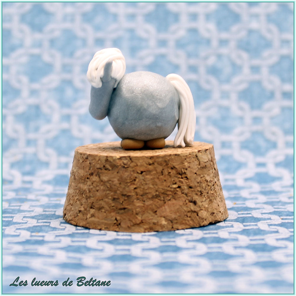 Passelande, petit cheval gris aux sabots de sable, troisième vue