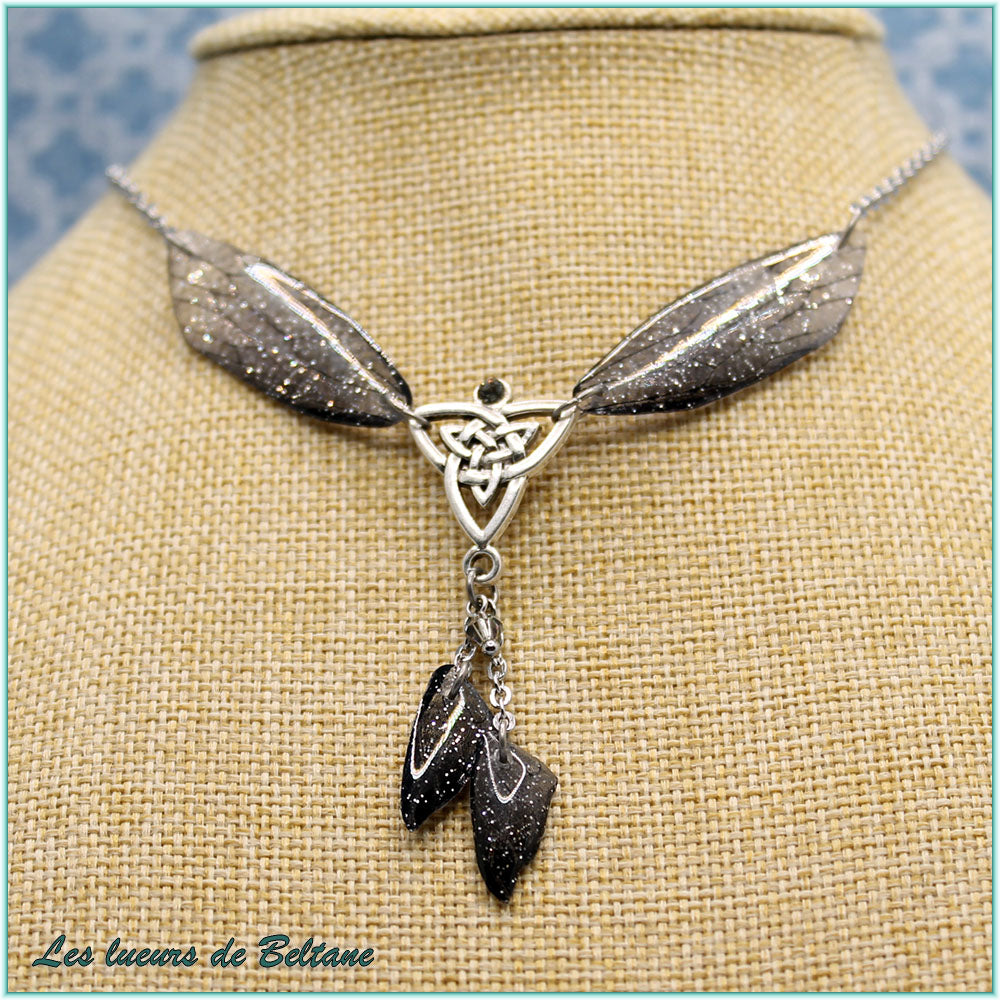 Détail du collier Clíodhna noir et gris : triquetra, rivoli noir et ailes suspendues