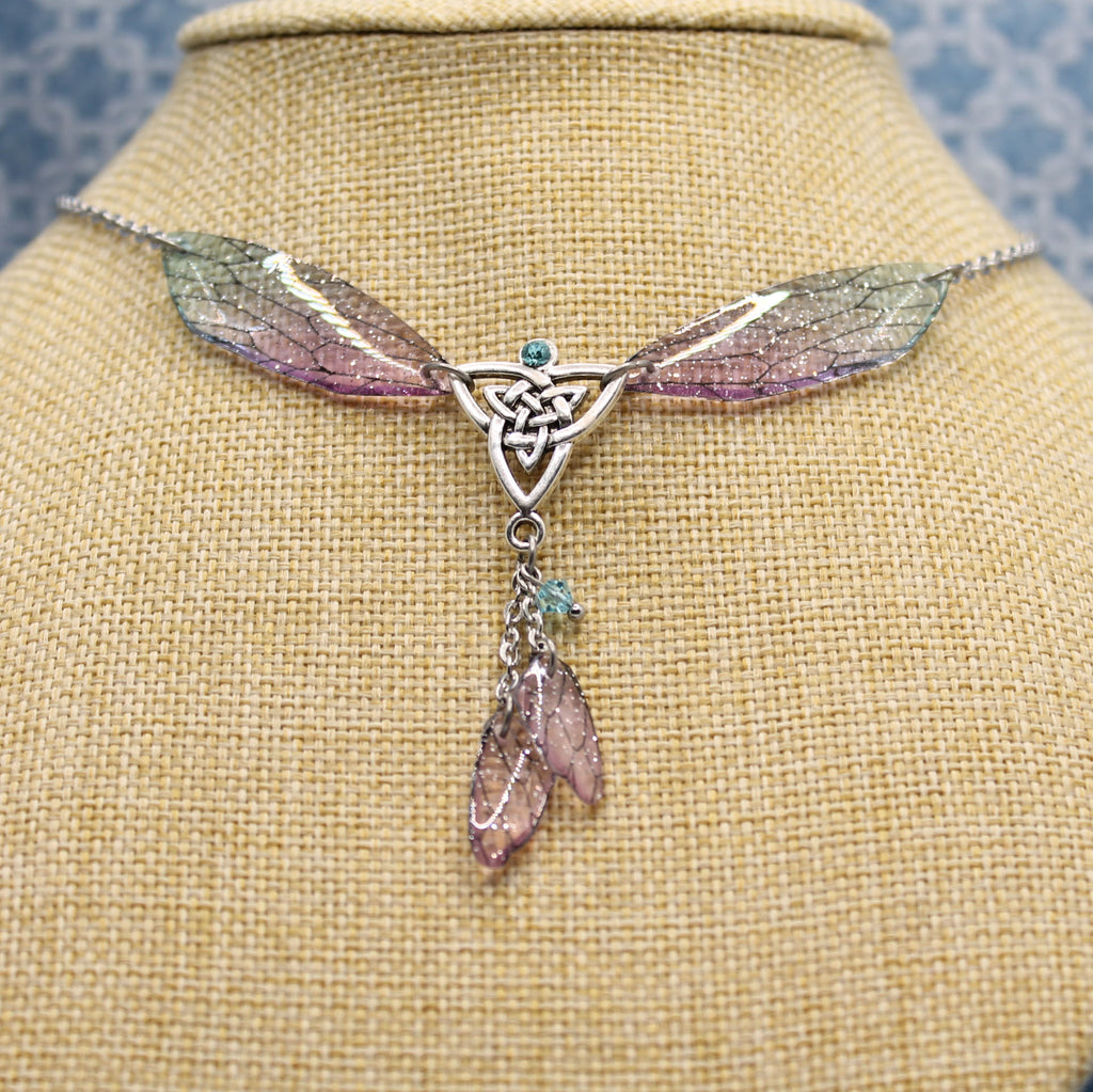 Détail du collier Clíodhna violet bleuté : triquetra et deux petites ailes suspendues