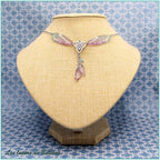 Collier ailes de cigale pailletées en dégradé violet et bleu clair, triquetra argenté