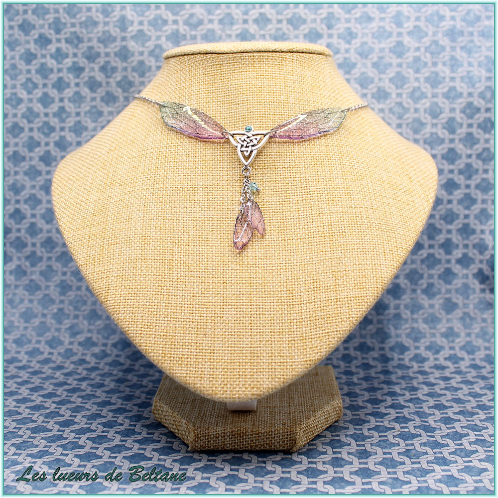 Collier ailes de cigale pailletées en dégradé violet et bleu clair, triquetra argenté