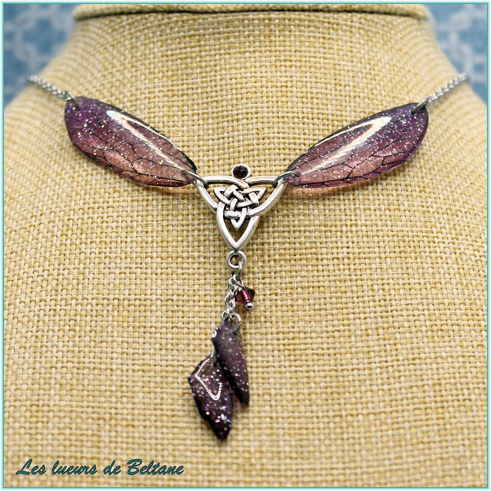 Détail du collier Clíodhna violet : rivoli de cristal et ailes suspendues en résine