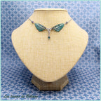 Collier les ailes d'Oona pailletées, ailes bleu et marron et triquetra argenté