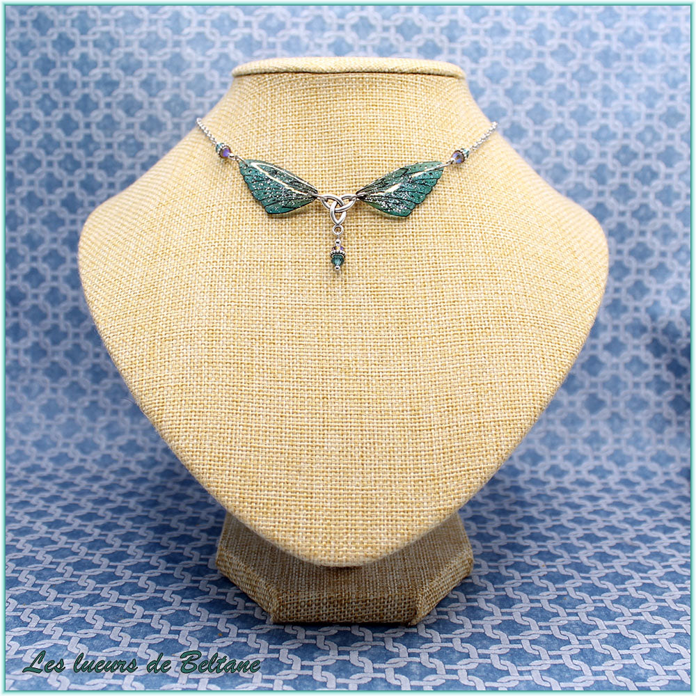 Collier les ailes d'Oona pailletées, ailes bleu et marron et triquetra argenté