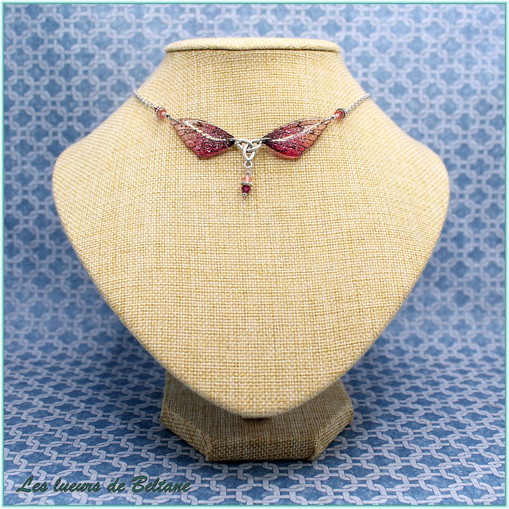 Collier les ailes d'Oona pailletées, ailes rose fuchsia et triquetra argenté