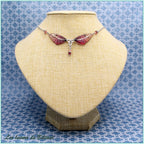 Collier les ailes d'Oona pailletées, ailes rose fuchsia et triquetra argenté