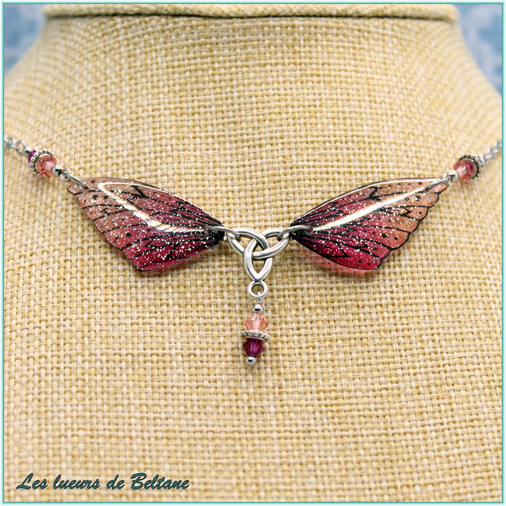 Collier les ailes d'Oona pailletées rose fuchsia, autre vue