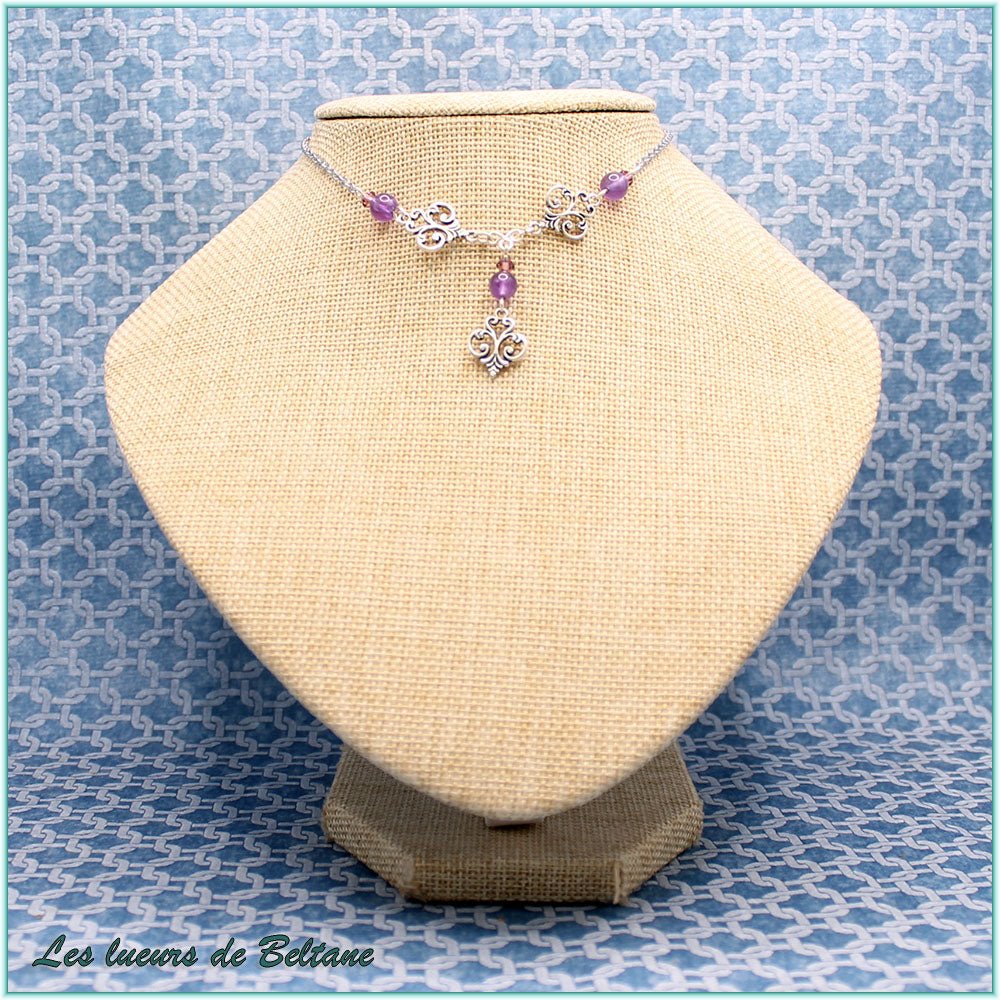 Collier Aliénor, trois fleurs de lys en volutes, perles d'améthyste