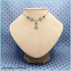 Collier Aliénor, trois fleurs de lys en volutes, perles d'apatite