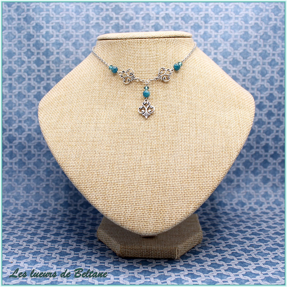 Collier Aliénor, trois fleurs de lys en volutes, perles d'apatite