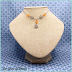 Collier Aliénor, trois fleurs de lys en volutes, perles d'aventurine