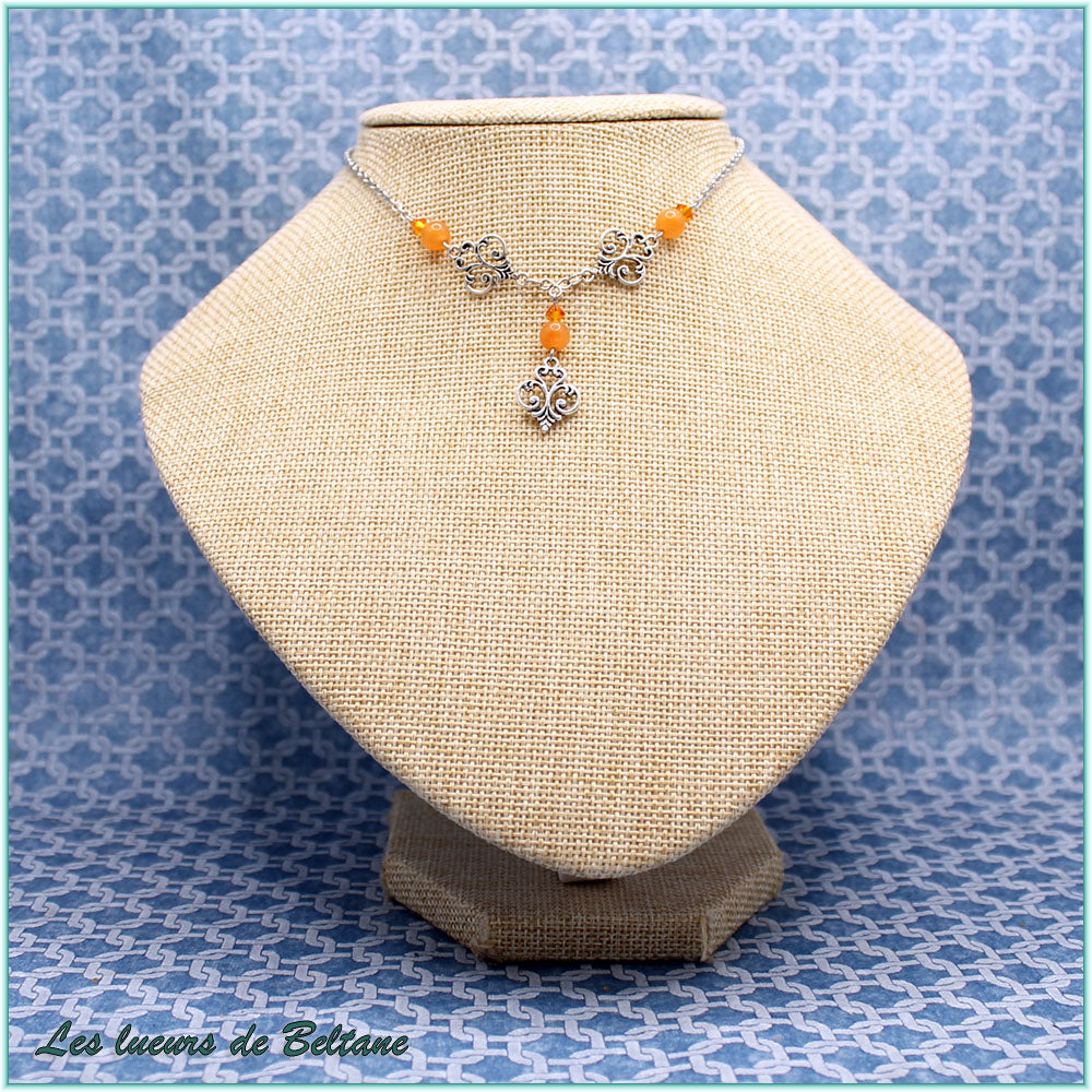 Collier Aliénor, trois fleurs de lys en volutes, perles d'aventurine