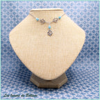 Collier Aliénor, trois fleurs de lys en volutes, perles de calcédoine
