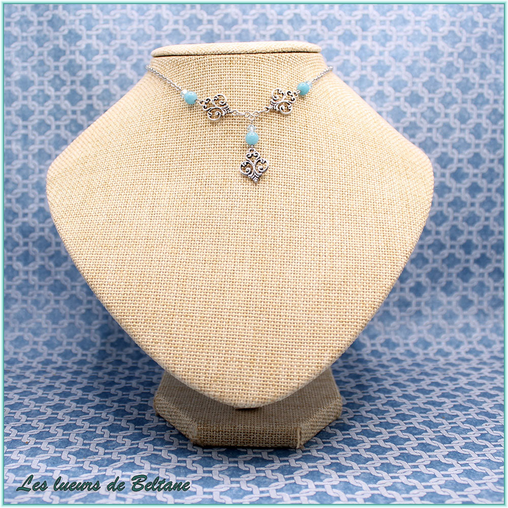 Collier Aliénor, trois fleurs de lys en volutes, perles de calcédoine