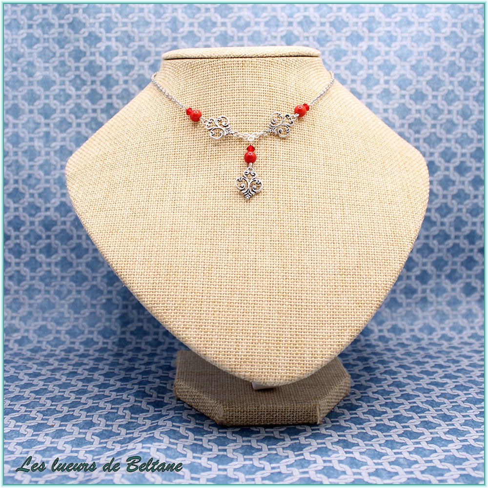 Collier Aliénor, trois fleurs de lys en volutes, perles de corail rouge