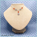 Collier Aliénor, trois fleurs de lys en volutes, perles de cornaline