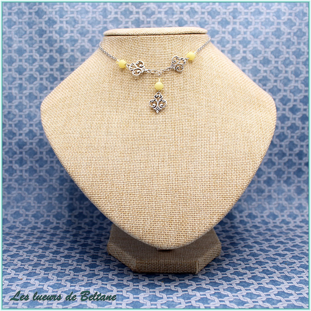 Collier Aliénor, trois fleurs de lys en volutes, perles de jade citron