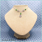 Collier Aliénor, trois fleurs de lys en volutes, perles de jade vert