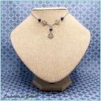 Collier Aliénor, trois fleurs de lys en volutes, perles de lapis lazuli