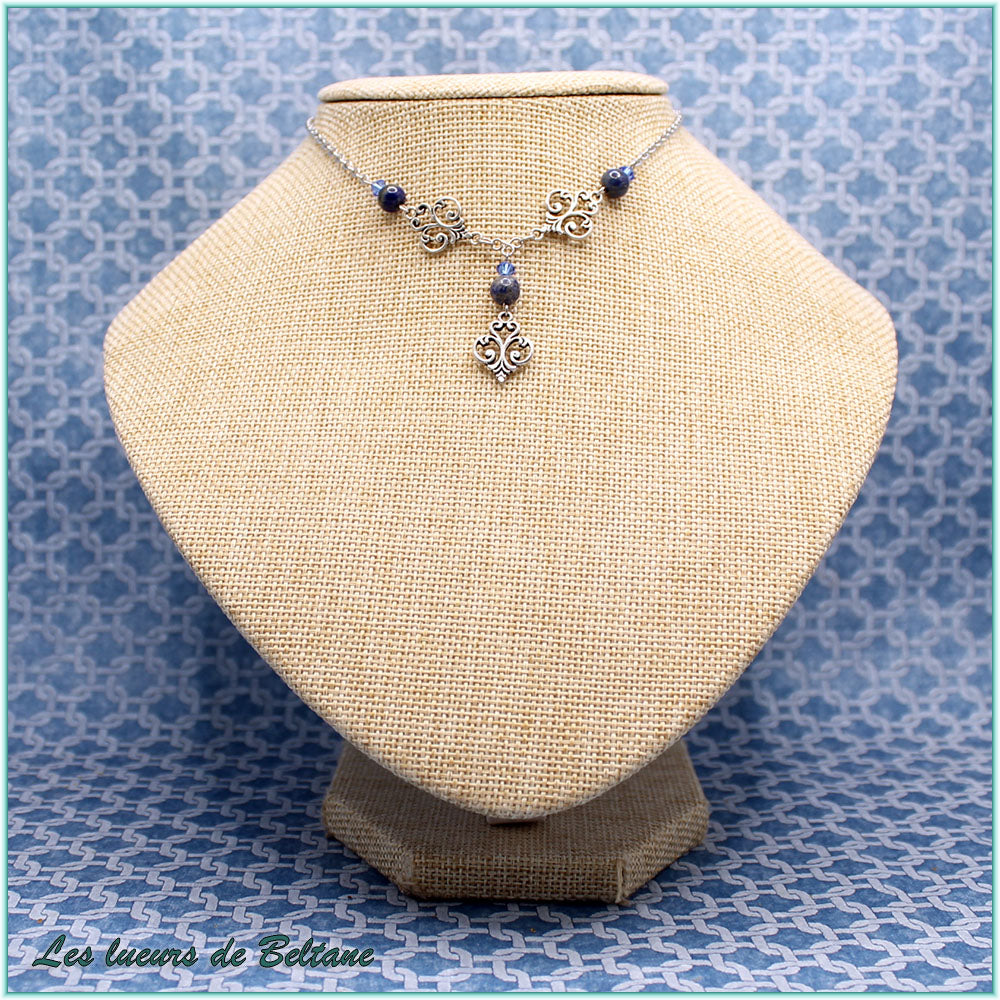 Collier Aliénor, trois fleurs de lys en volutes, perles de lapis lazuli