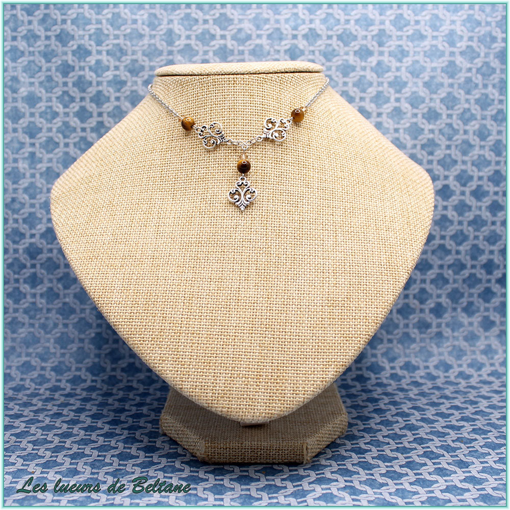 Collier Aliénor, trois fleurs de lys en volutes, perles d'œil de tigre