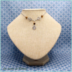 Collier Aliénor, trois fleurs de lys en volutes, perles d'œil de tigre