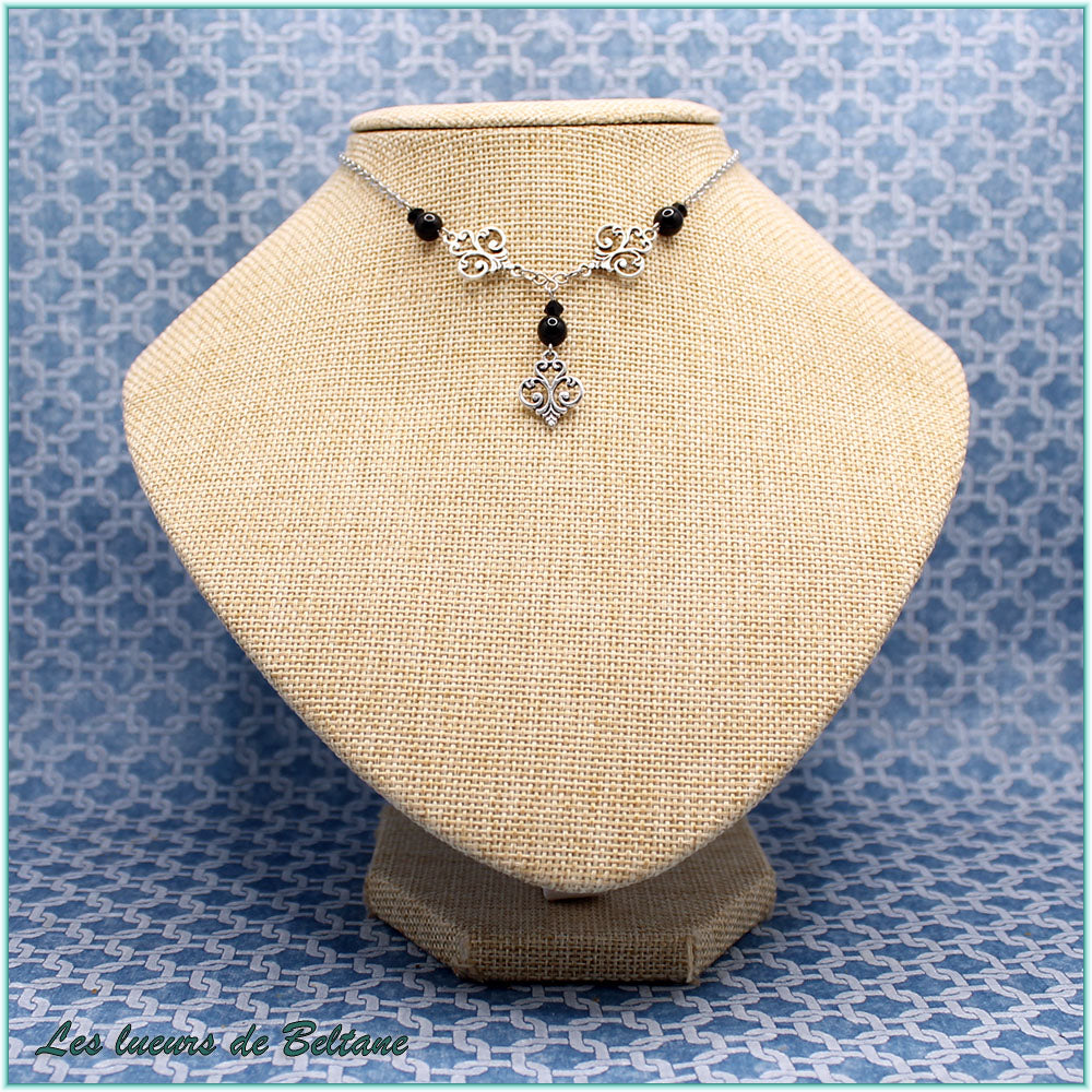 Collier Aliénor, trois fleurs de lys en volutes, perles d'onyx
