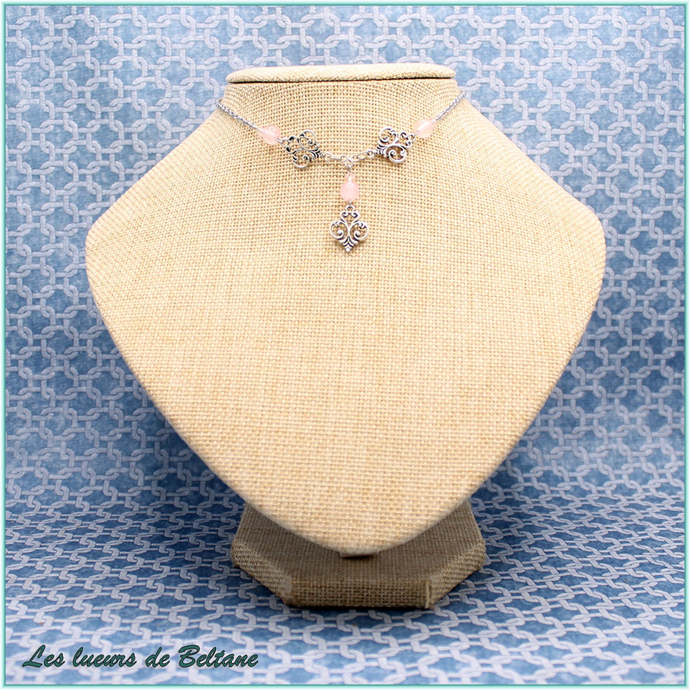Collier Aliénor, trois fleurs de lys en volutes, perles de quartz rose