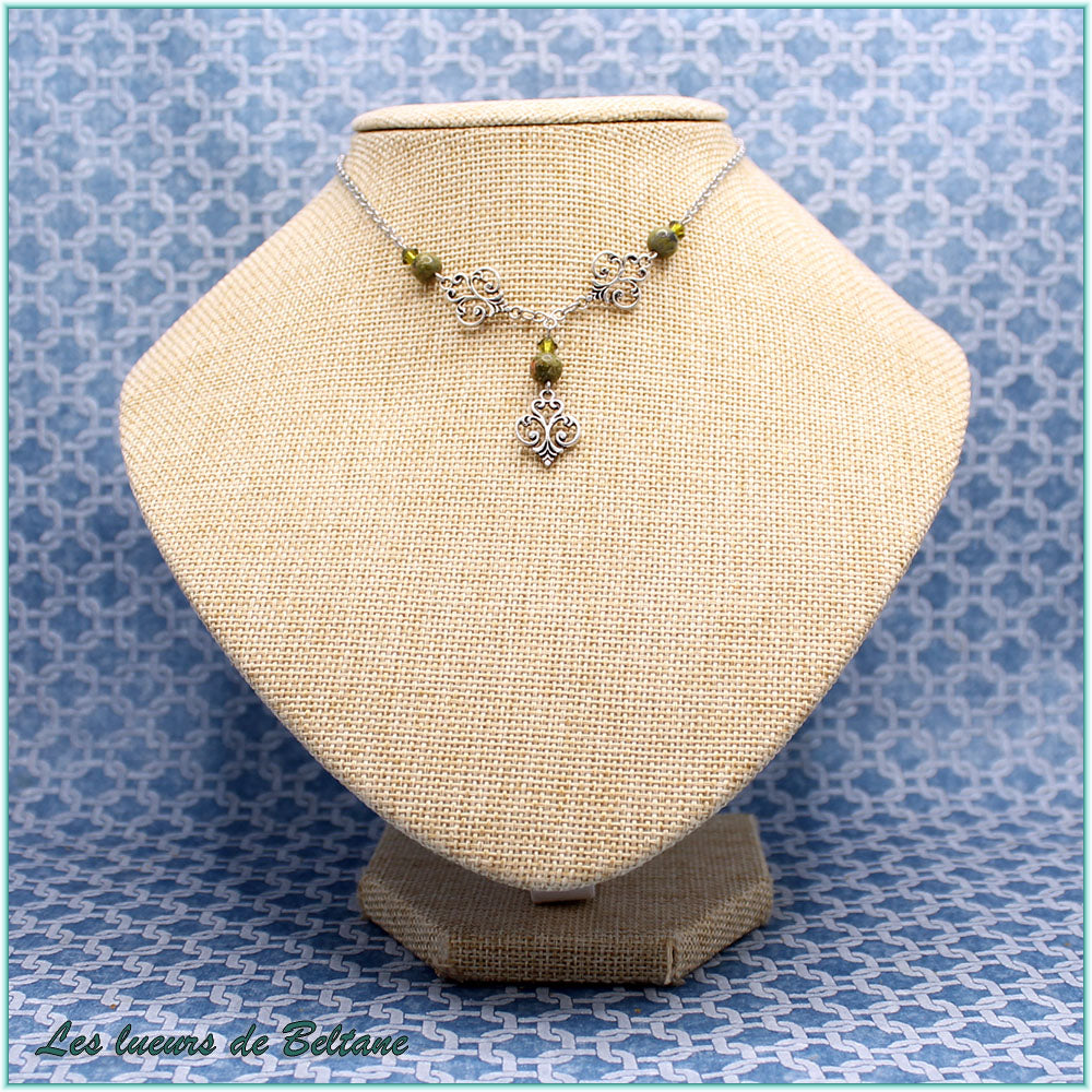 Collier Aliénor, trois fleurs de lys en volutes, perles d'unakite