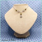 Collier Aliénor, trois fleurs de lys en volutes, perles d'unakite