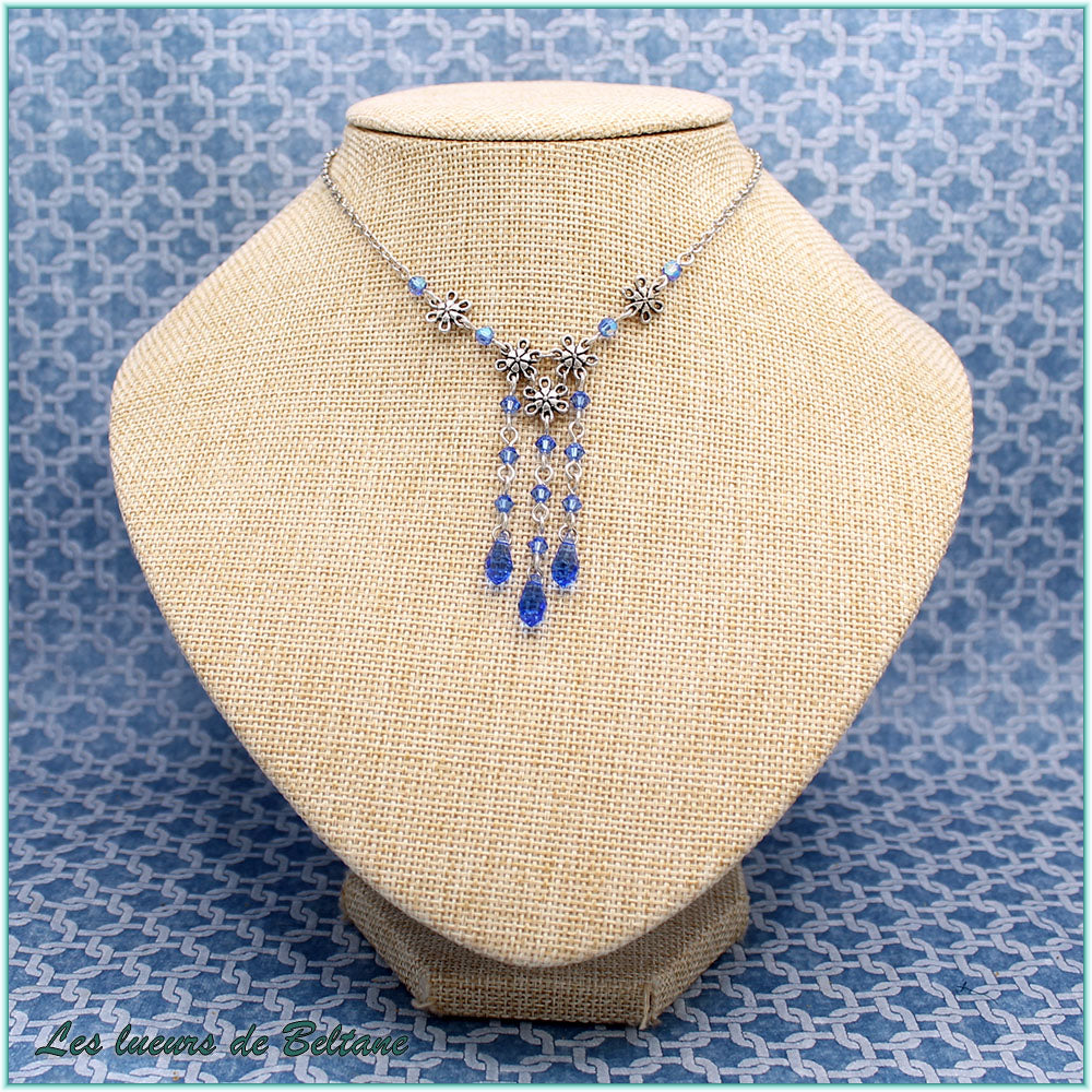 Collier Énide, fleurs argentées et cascade de cristal bleu