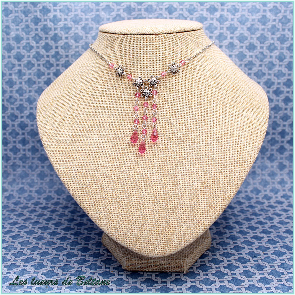 Collier Énide, fleurs argentées et cascade de cristal rose