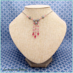 Collier Énide, fleurs argentées et cascade de cristal rose
