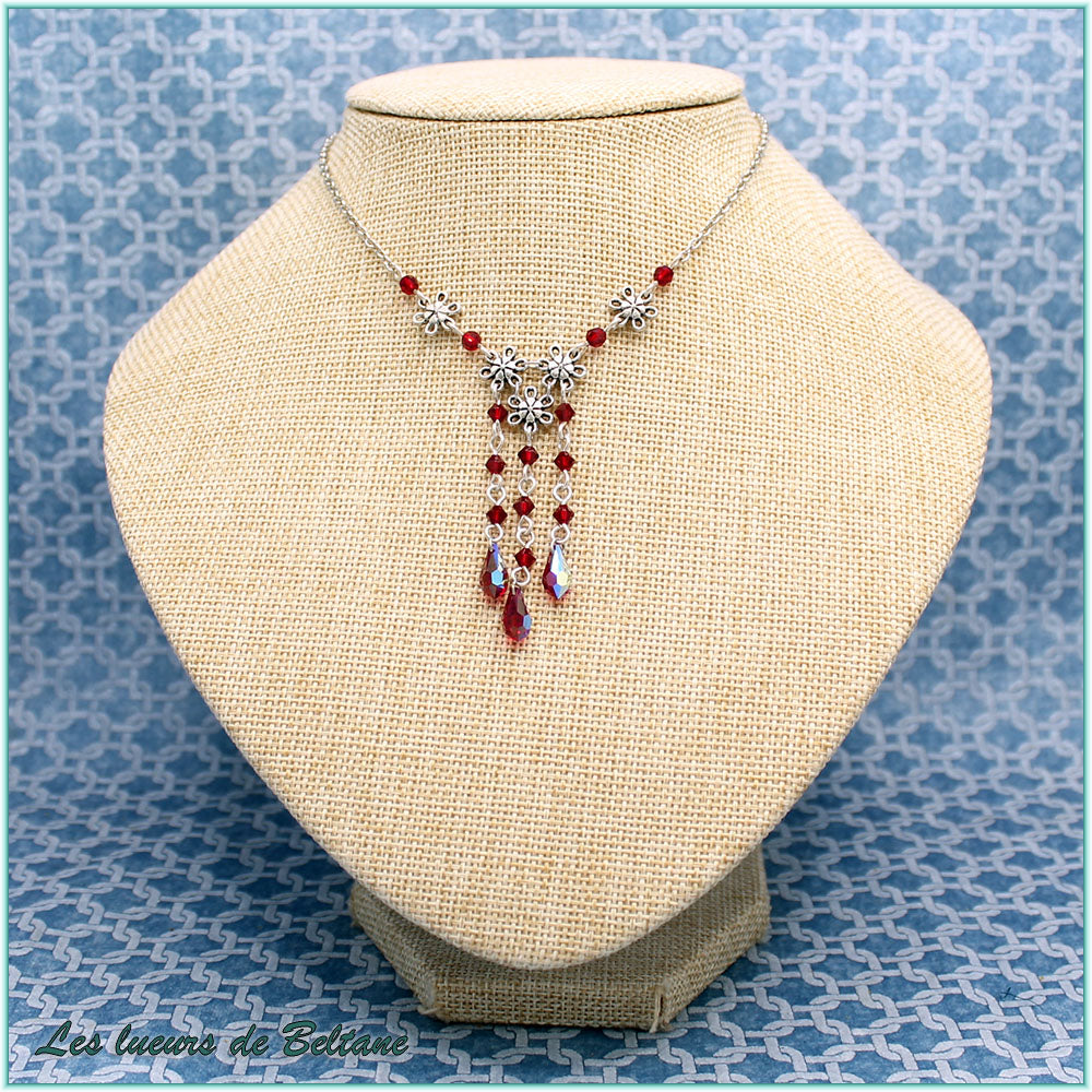 Collier Énide, fleurs argentées et cascade de cristal rouge foncé