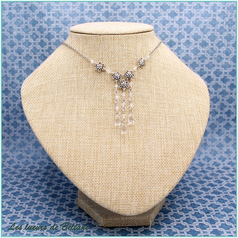 Collier Énide, fleurs argentées et cascade de cristal transparent