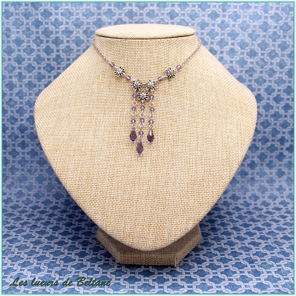 Collier Énide, fleurs argentées et cascade de cristal violet