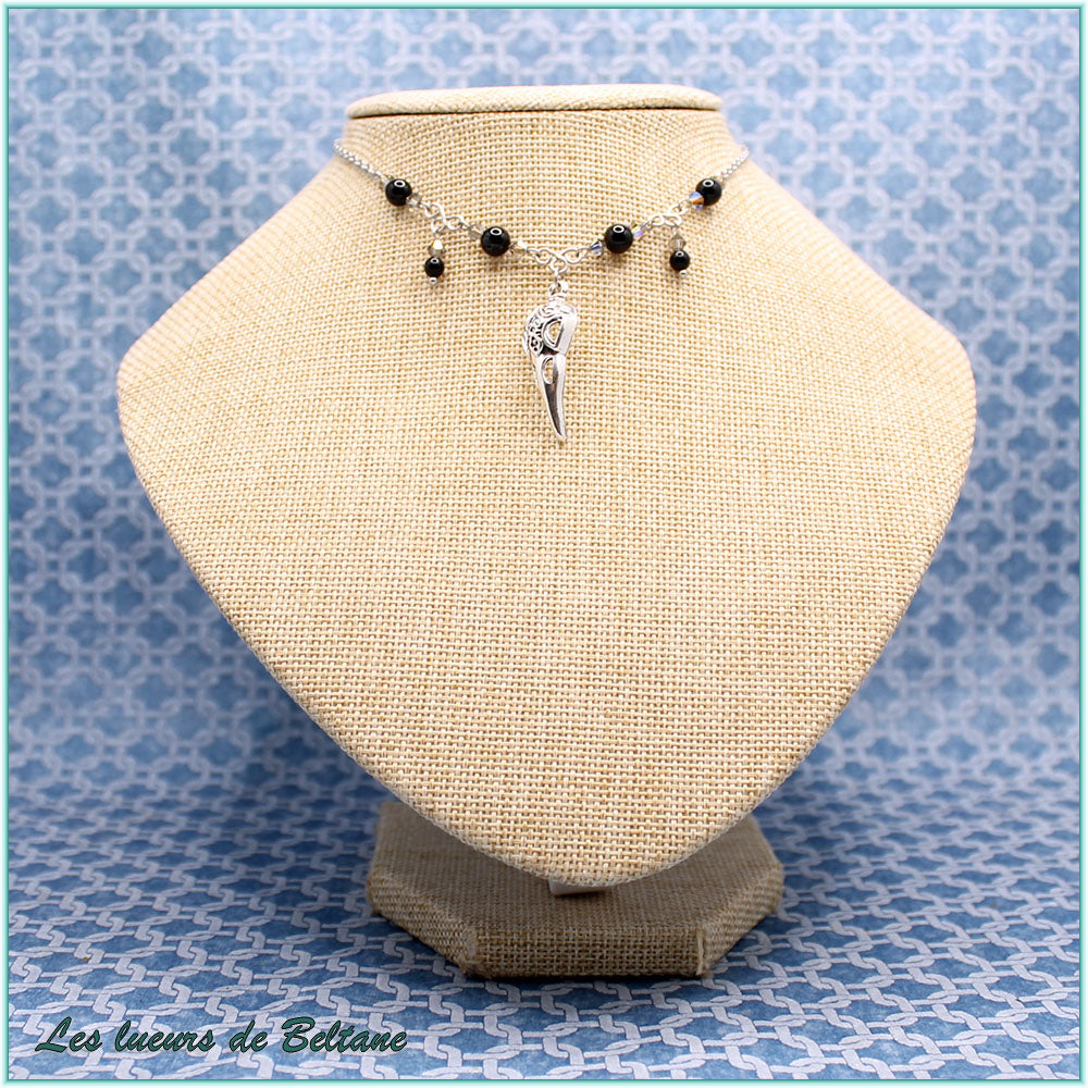 Collier Huginn, crâne de corbeau en métal argenté et perles d'onyx sur chaîne en acier inoxydable