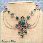 Collier Mélusine, détail du cabochon de malachite, des volutes argentées et des strass vert émeraude