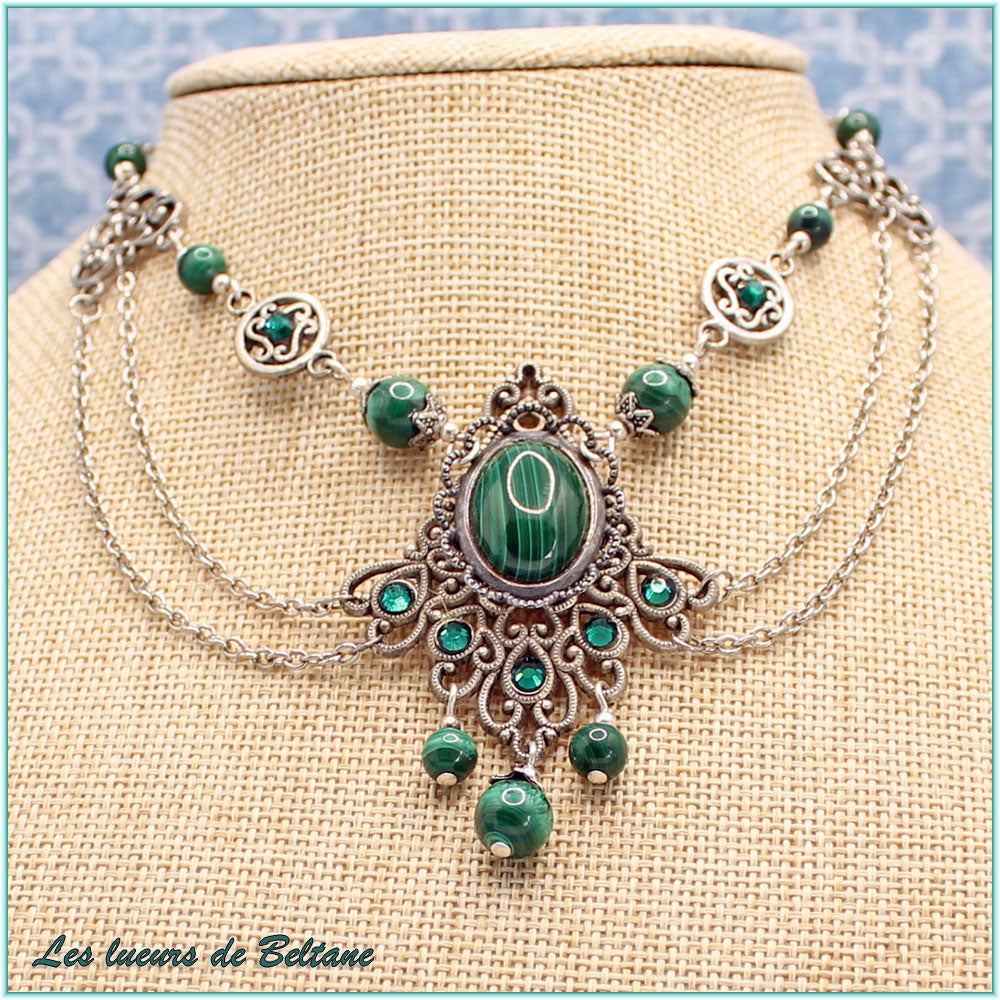 Collier Mélusine, détail du cabochon de malachite, des volutes argentées et des strass vert émeraude