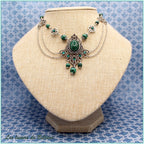 Collier Mélusine, cabochon de malachite dans un ornement argenté ajouré, strass vert émeraude et chaînes en cascade