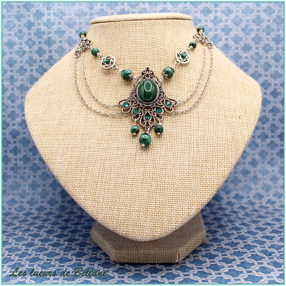 Collier Mélusine, cabochon de malachite dans un ornement argenté ajouré, strass vert émeraude et chaînes en cascade