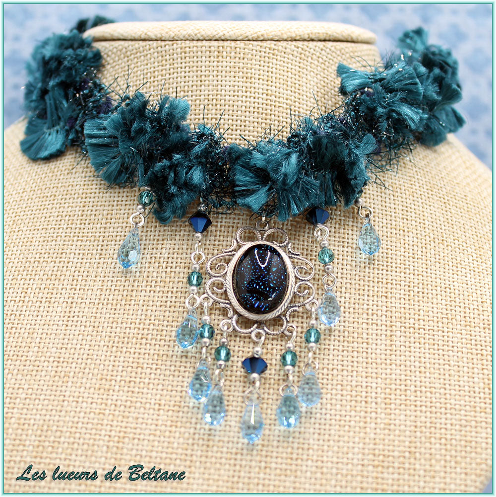 Collier Morgane, détail du médaillon à volutes et du cabochon en verre dichroïque bleu nuit