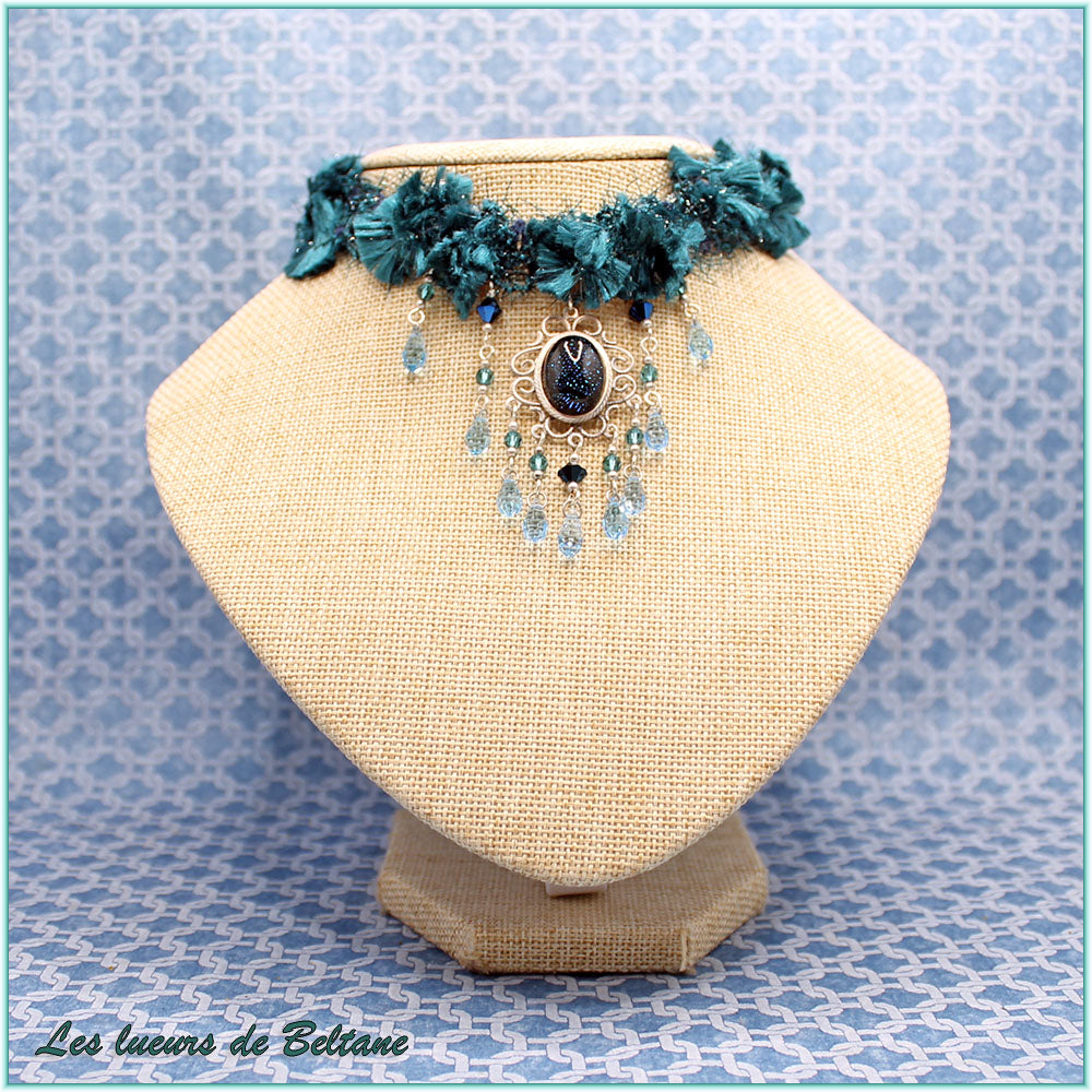 Collier Morgane, ras-de-cou baroque en dentelle bleu canard, cabochon en verre dichroïque et gouttes de cristal bleu