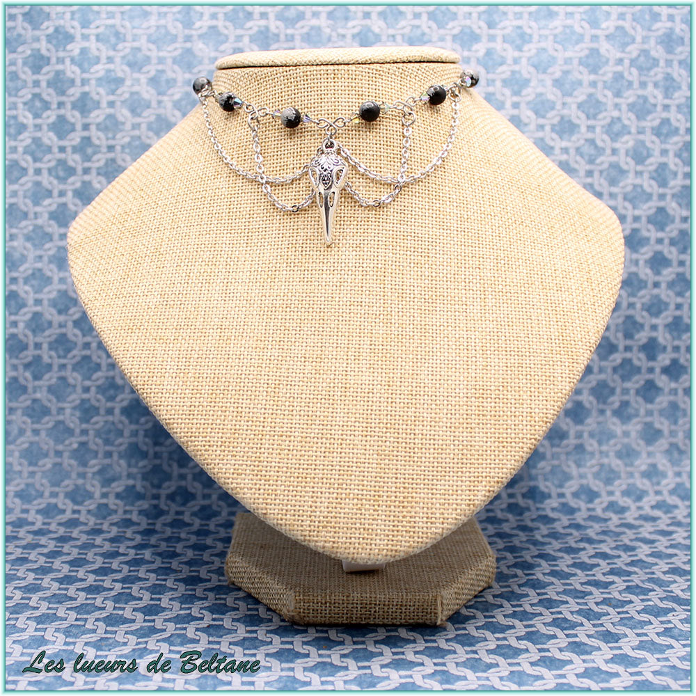 Collier Morrigan, crâne de corbeau en métal argenté, chaînes en guirlande et perles d'obsidienne neige