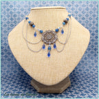 Collier Nimue, rosace gothique argentée, chaînes en cascade, perles d'agate bleue et gouttes de cristal bleu saphir